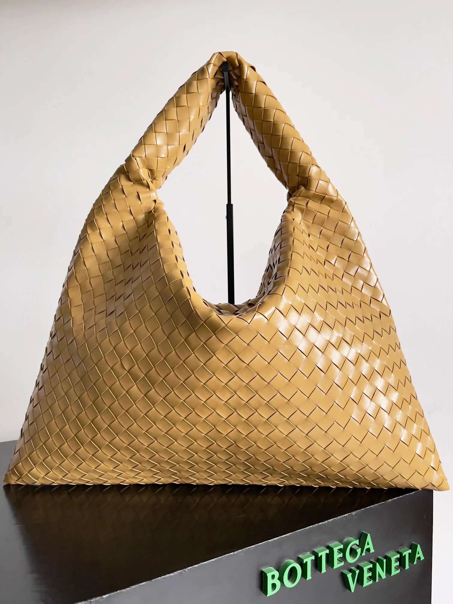 Batch 2160 Recently, I seem to be obsessed with this bag from BV~ The new Hop is really not too beautiful. The whole bag has no seams. The bag body and handles are made of one piece of leather. It embodies the style and essence of Bottega Veneta. It truly represents craftsmanship and creativity. The large size has a very loose and lazy upper body. Big bag lovers will definitely not regret buying it. Style number: 763970 Size: 53*24*13